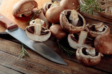 Eski ahşap bir masada taze mantar şampiyonu.. 