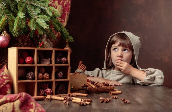 Kislány egy Vintage textília ruha az asztal közelében az édességek — Stock Fotó