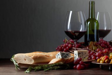 Mavi peynir ve karanlık bir arka plan üzerinde biberiye ile sandviç.