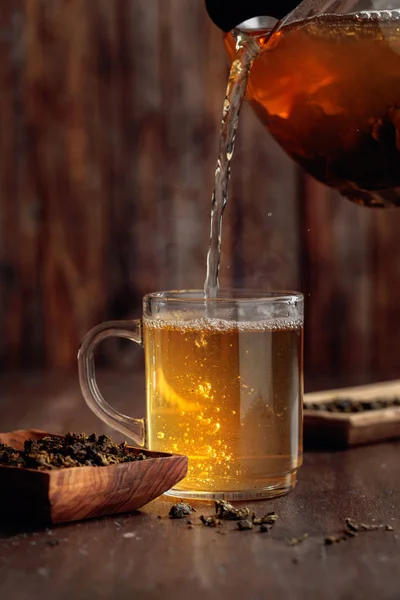生の緑茶を急須からマグカップに注ぎます。. — ストック写真