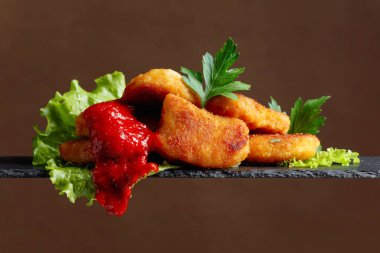 Kızarmış tavuk nugget ketçap, maydanoz ve salata.. 