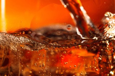 Viski buzlu bir bardağa dökülür.. 