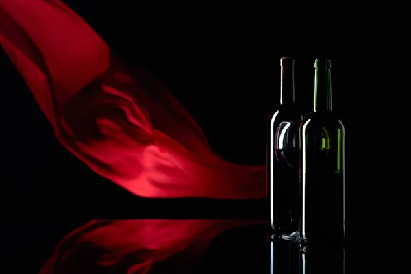 검은 반사 백그로위에 술잔 과붉은 포도주 한 병 — 스톡 사진