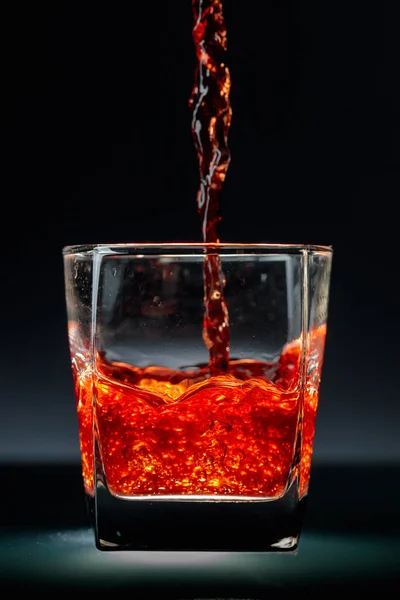 Versare whisky o scotch nel bicchiere . — Foto Stock