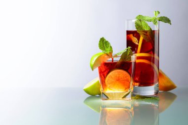Limon, kireç ve nane ile buz çayı.