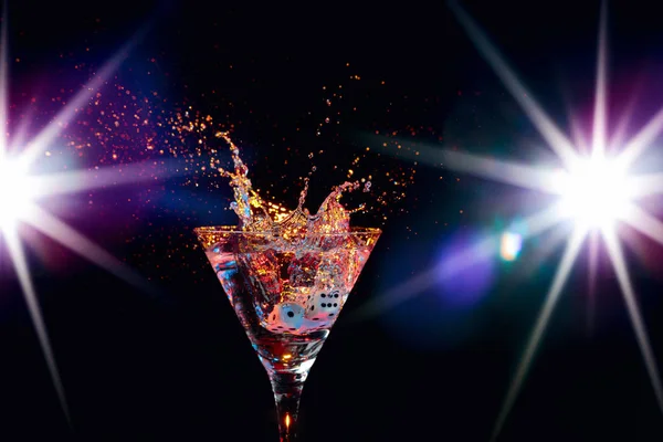Dobbelstenen vallen in een glas martini. Kleurrijke cocktail in glas met — Stockfoto