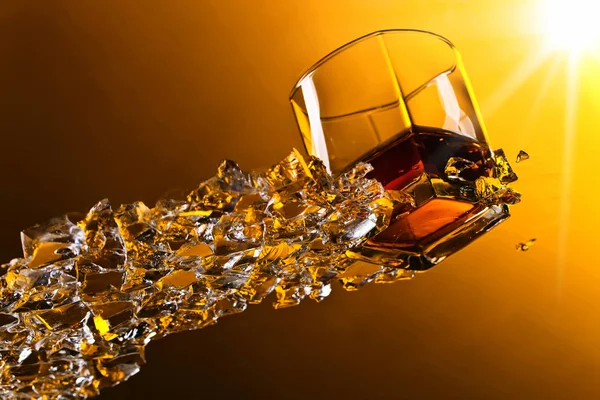 Glas whiskey met ijs op een glazen tafel. — Stockfoto