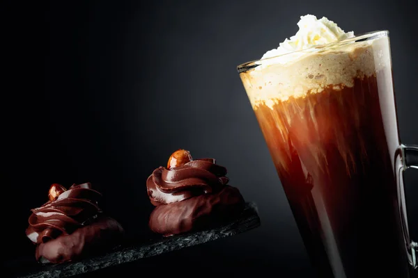 Chocoladedessert met hazelnoot en koffie met slagroom op — Stockfoto