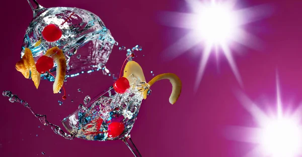 Bunte Cocktails in Gläsern mit Spritzern garniert mit Zitrone — Stockfoto