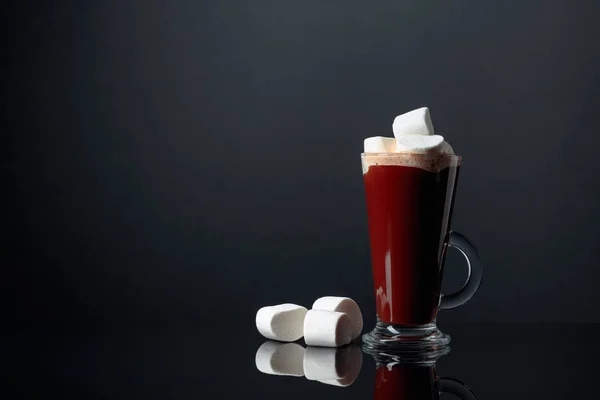 Heiße Schokolade mit Marshmallows auf schwarzem reflektierendem Hintergrund — Stockfoto