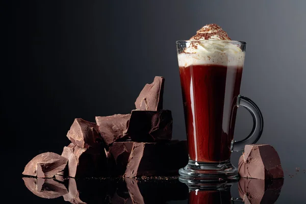 Hot chocolate with whipped cream and pieces of dark chocolate on — Stock Photo, Image