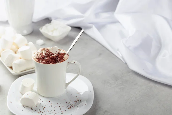 Chocolat chaud aux guimauves saupoudrées de chapelure de chocolat. — Photo