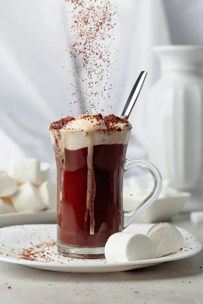Warme chocolademelk met marshmallows bestrooid met chocoladekruimels. — Stockfoto