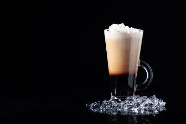 Bebida fría de café o cóctel con crema sobre fondo negro . — Foto de Stock