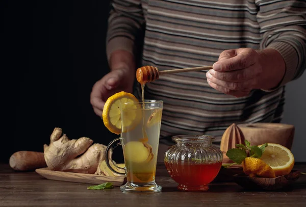Chá de gengibre com limão, hortelã e mel . — Fotografia de Stock