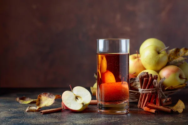 一杯苹果汁或苹果酒配多汁的苹果和肉桂 — 图库照片