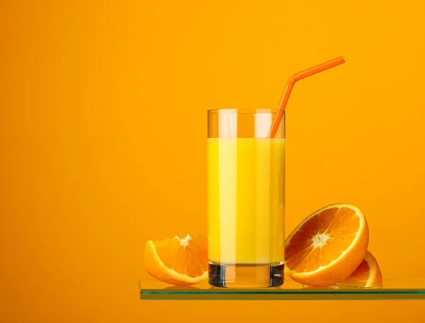 Vaso de zumo de naranja fresco con frutas frescas . — Foto de Stock