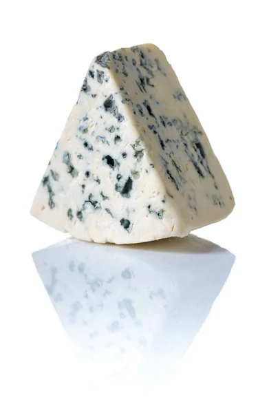 М'який синій сир з цвіллю ізольований на білому тлі . — стокове фото