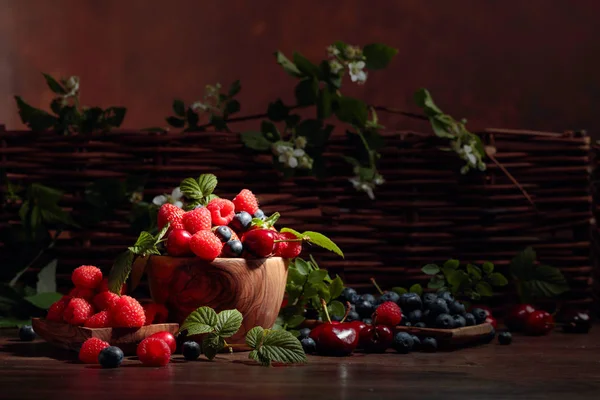 浆果特写五颜六色的草莓,蓝莓混合, — 图库照片