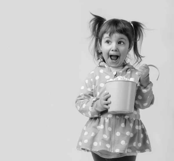 Retrato de uma menina bonito segurando pequeno balde de shopping — Fotografia de Stock