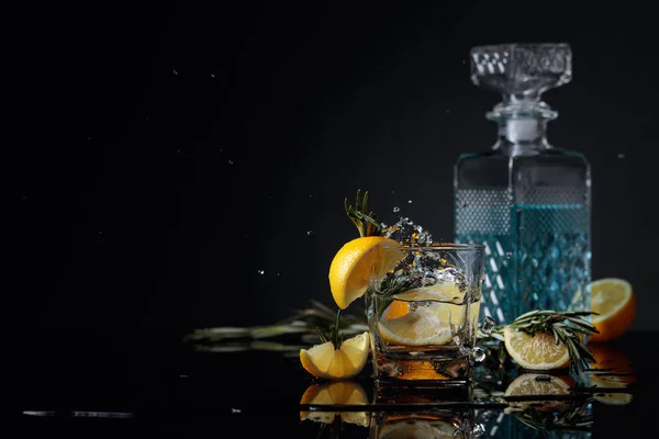 Cocktail Gin Tonic mit Zitronenscheiben und Rosmarinzweigen. — Stockfoto