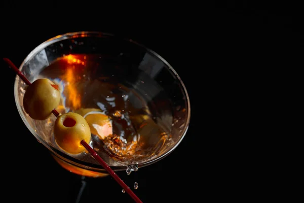 Martini cocktail med gröna oliver. — Stockfoto