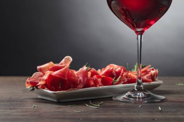 Prosciutto biberiye ve kırmızı şarap ile .