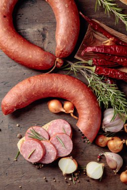 Eski ahşap bir masada salamlı sandviç..