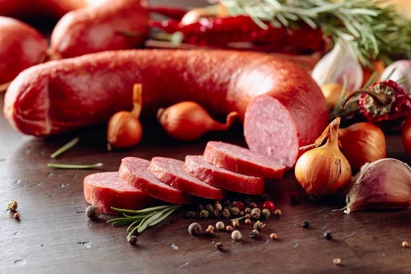 Salami på ett gammalt träbord. — Stockfoto