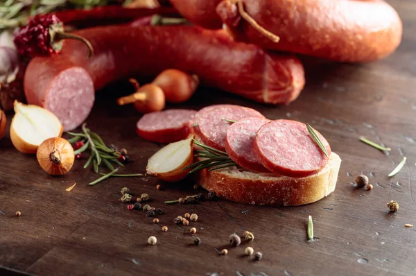 Sandwich con salame su un vecchio tavolo di legno . — Foto Stock