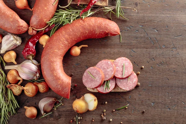 Sandwich con salame su un vecchio tavolo di legno . — Foto Stock