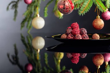 Siyah bir tabak ve Noel ağacı üzerinde Çikolata trüf.