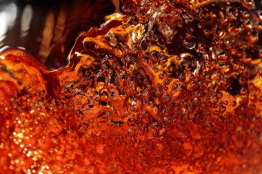 Karanlık bir arka plan üzerinde alkollü içki, soyut sıçrama.