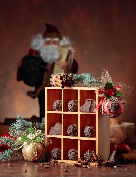 Dulces de chocolate en caja de madera y decoraciones de Navidad en un viejo —  Fotos de Stock