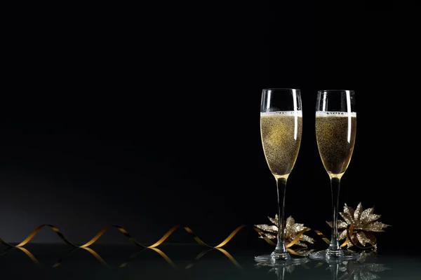 Två glas champagne redo för nyår på svart rygg — Stockfoto