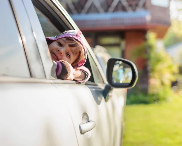 Mooi klein meisje in de auto. — Stockfoto