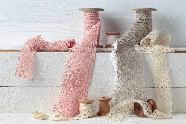 Encajes de lino hechos a mano adornos en carretes de madera . —  Fotos de Stock