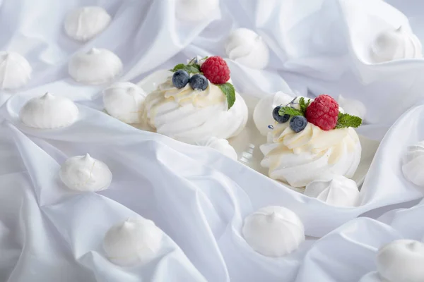 Dessert Pavlova med hallon, blåbär och mynta på en WHIT — Stockfoto