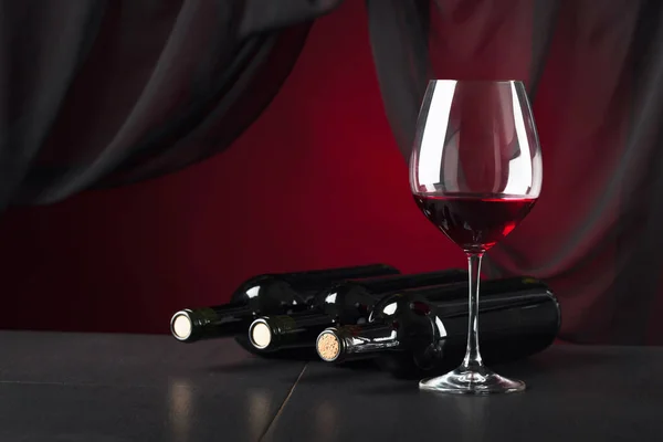 Flaschen und Glas Rotwein. — Stockfoto