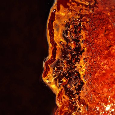 Karanlık bir arka plan üzerinde alkollü içki, soyut sıçrama.