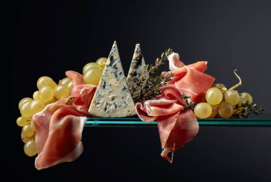 Akdeniz atıştırmalıkları. Mavi peynirli üzümler, jambon ve...
