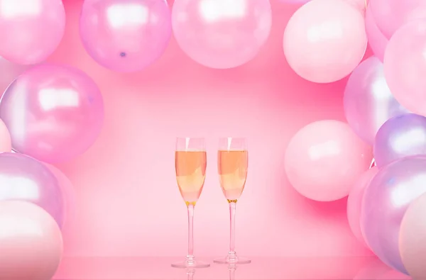 Deux verres de champagne sur fond rose avec rose et pourpre — Photo