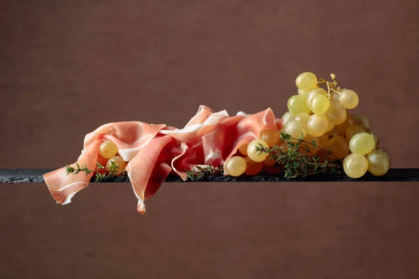 地中海の軽食。プロシクトとタイムのブドウ. — ストック写真