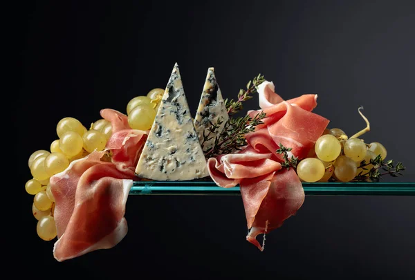 Lanches mediterrânicos. Uvas com queijo azul, prosciutto e th — Fotografia de Stock