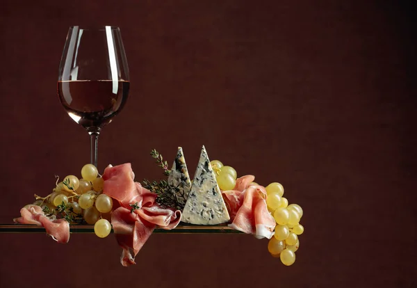 Glas Weißwein zu Snacks. Trauben mit Blauschimmelkäse, Prosci — Stockfoto