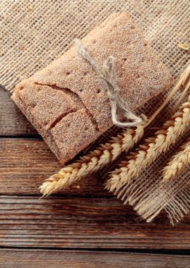 Eski ahşap bir masada çavdar krakeri ve kulaklar.