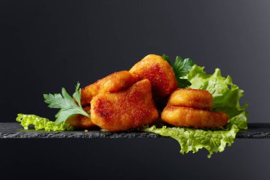  Maydanoz ve salatalı kızarmış tavuk nugget.. 