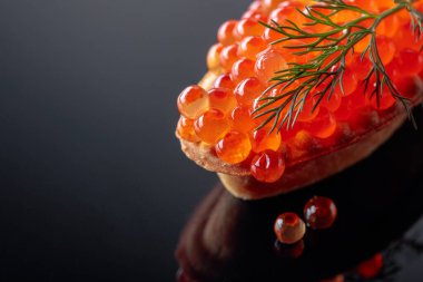 Dereotu ile kırmızı havyar 