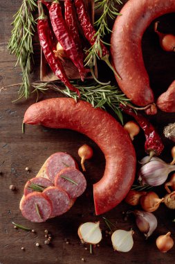 Eski ahşap bir masada salamlı sandviç..