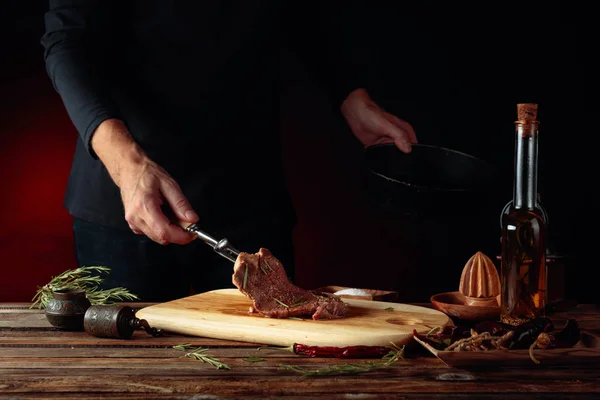 Şef biftek hazırla. Baharatlı soslu pişirilmemiş biftek ve bir gül. — Stok fotoğraf